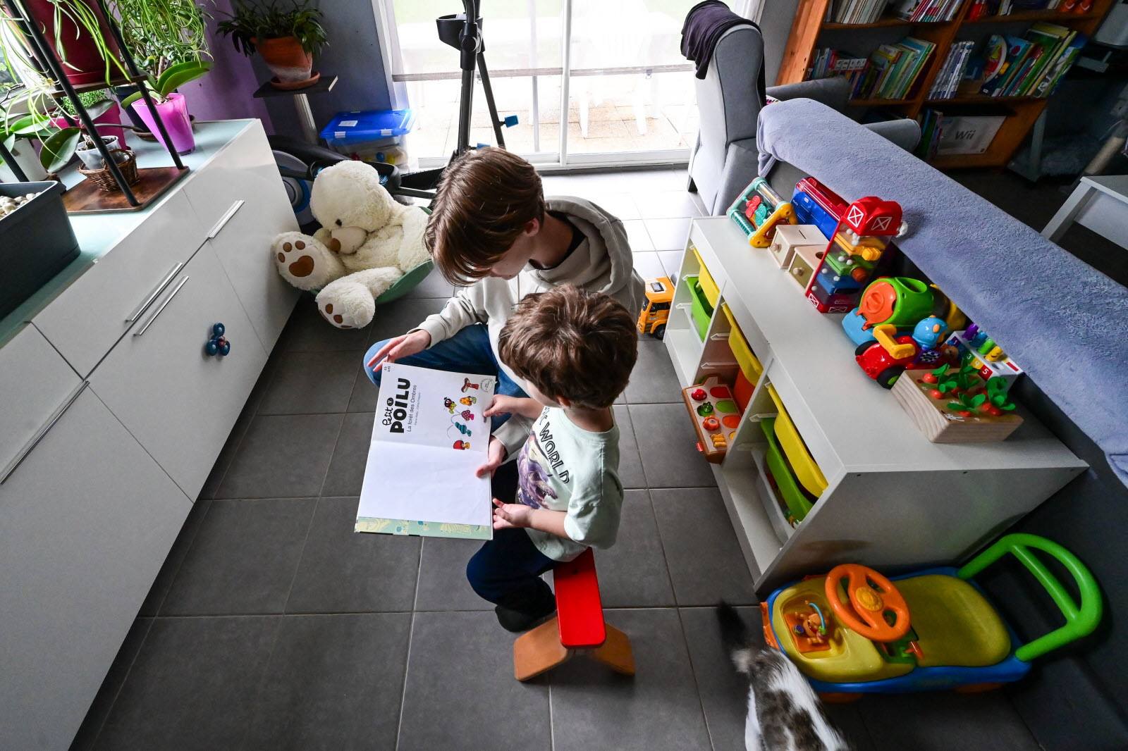 Entrée d'une maison de la petite enfance accueillant de jeunes enfants et leurs parents