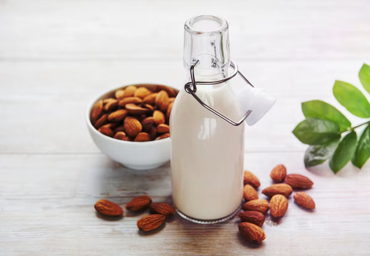 Verre de lait entier pasteurisé posé près d'un carnet de grossesse