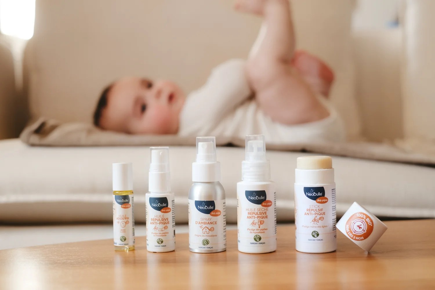 Bébé endormi sous une moustiquaire de berceau pour le protéger des moustiques