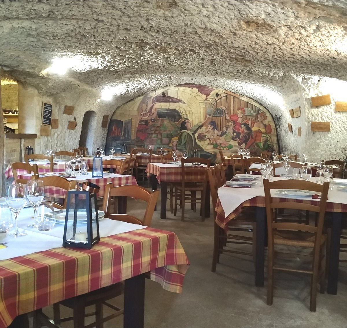 Salle voûtée d'un restaurant troglodytique à Villandry