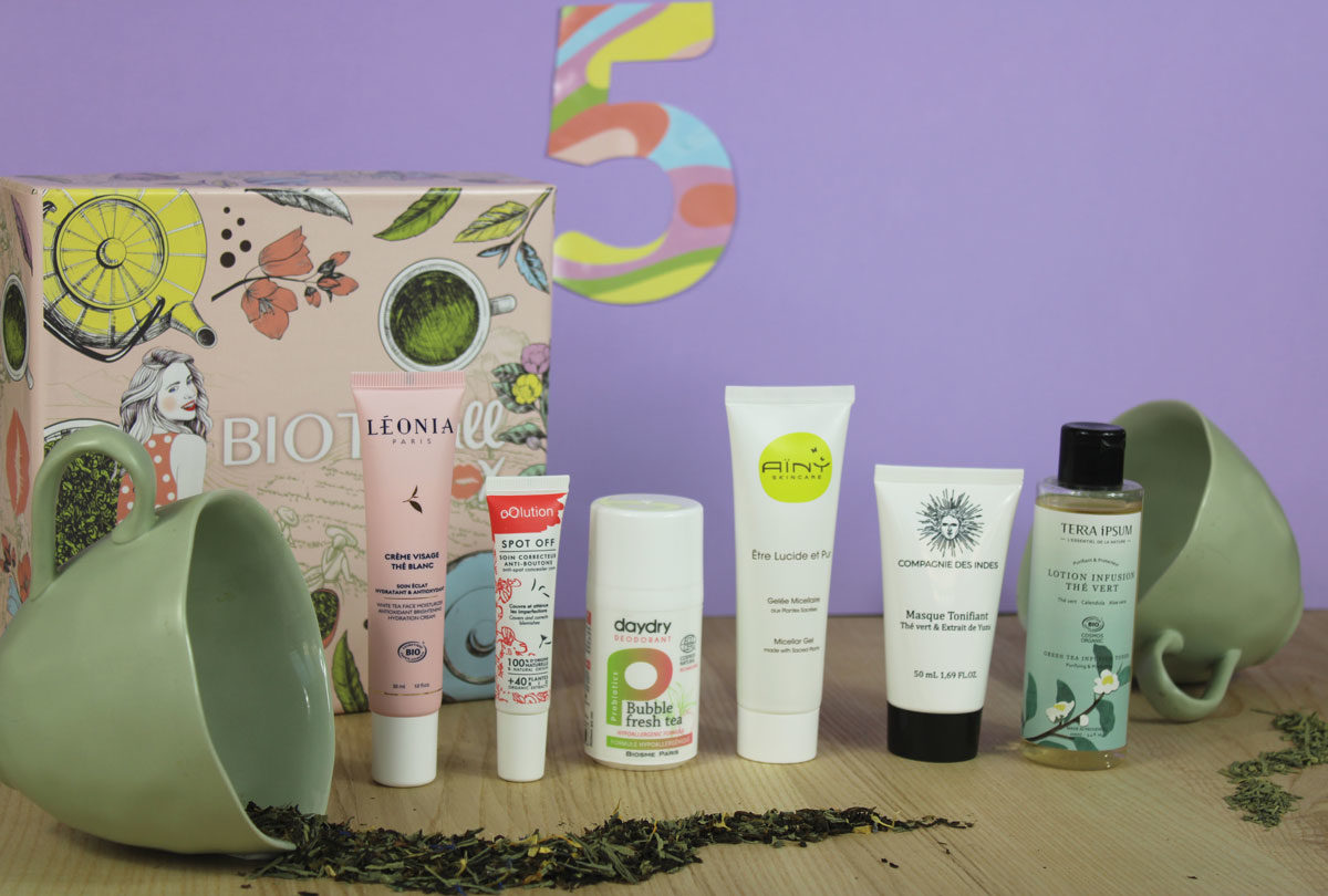 Coffret de soins et cosmétiques posé sur une table claire